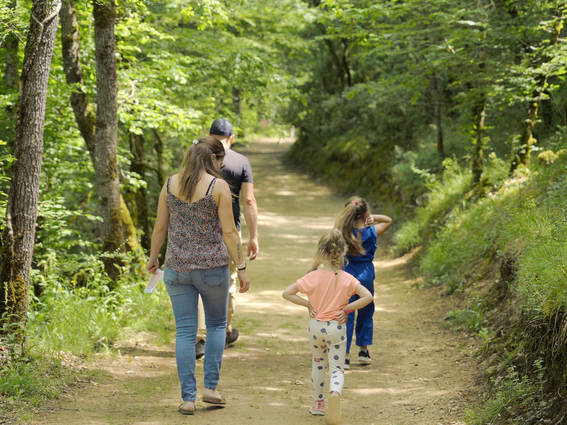 Famille en visite sur les sentiers du Parc aux Dinosaures en Dordogne